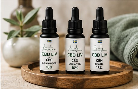 Tre CBD Liv-oljor på rund träbricka — hela 90-dagars-paketet